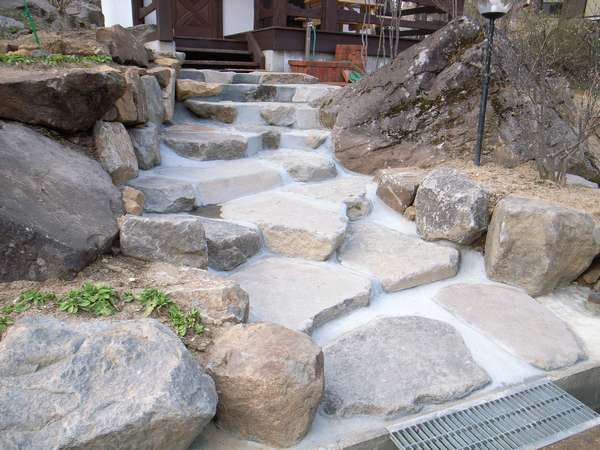 42・玄関へのびる石段もおしゃれ【〜4名様：しゃくなげ22号館−スウィートⅡ】