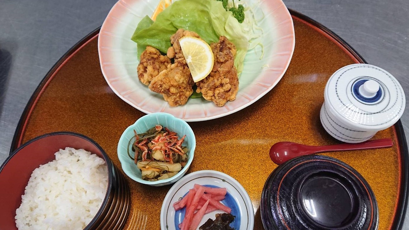 【お子様用・夕食一例】鶏肉の旨味が凝縮！からあげ定食は人気の一つです