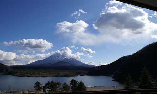 客室からの富士山と精進湖