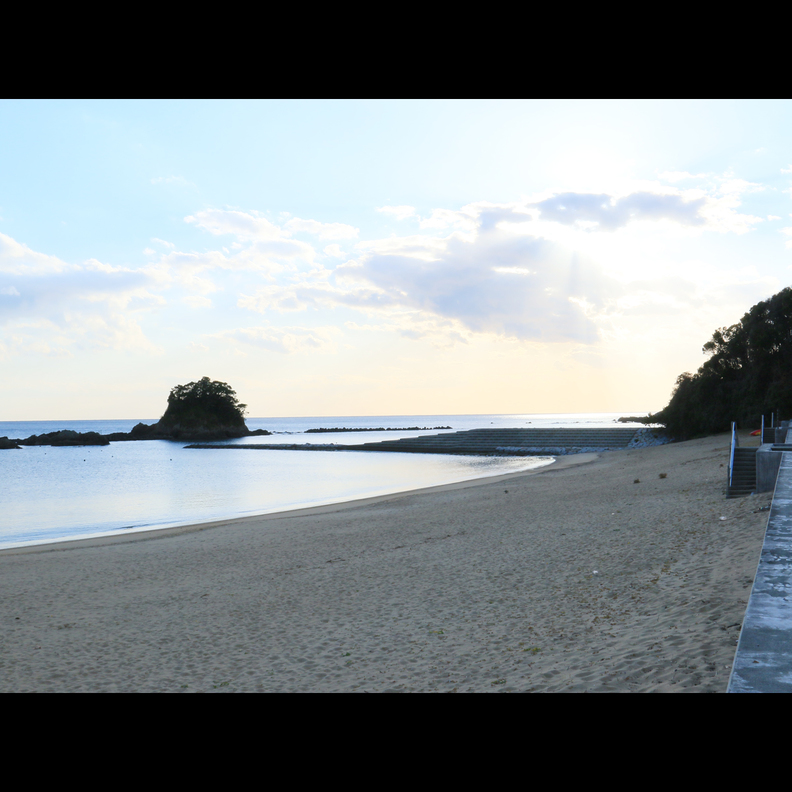 あづり浜夏は海水浴で賑わう砂浜は、映画のロケにも使われました