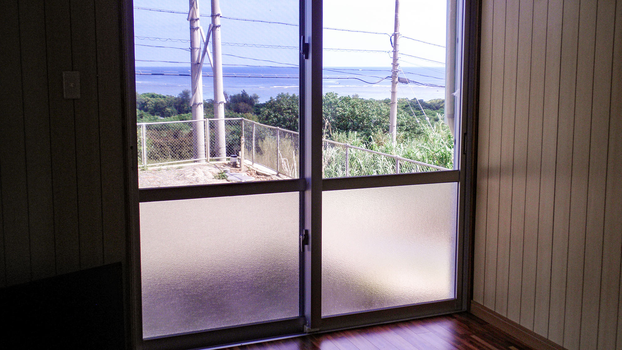 ・洋間のお部屋からは吉原の海が見えますよ