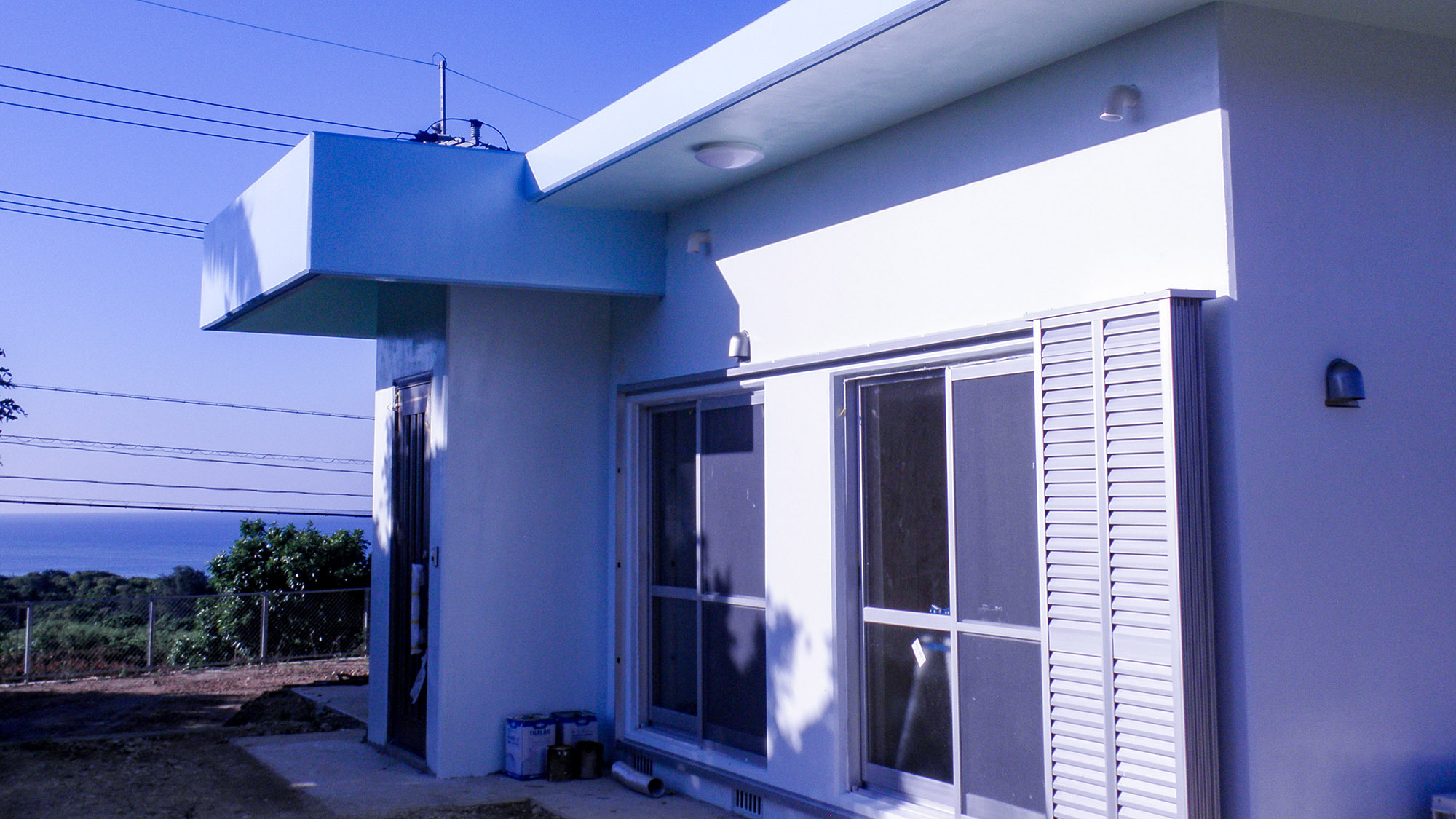 ・【外観】青い空に映える白い建物が当館の目印