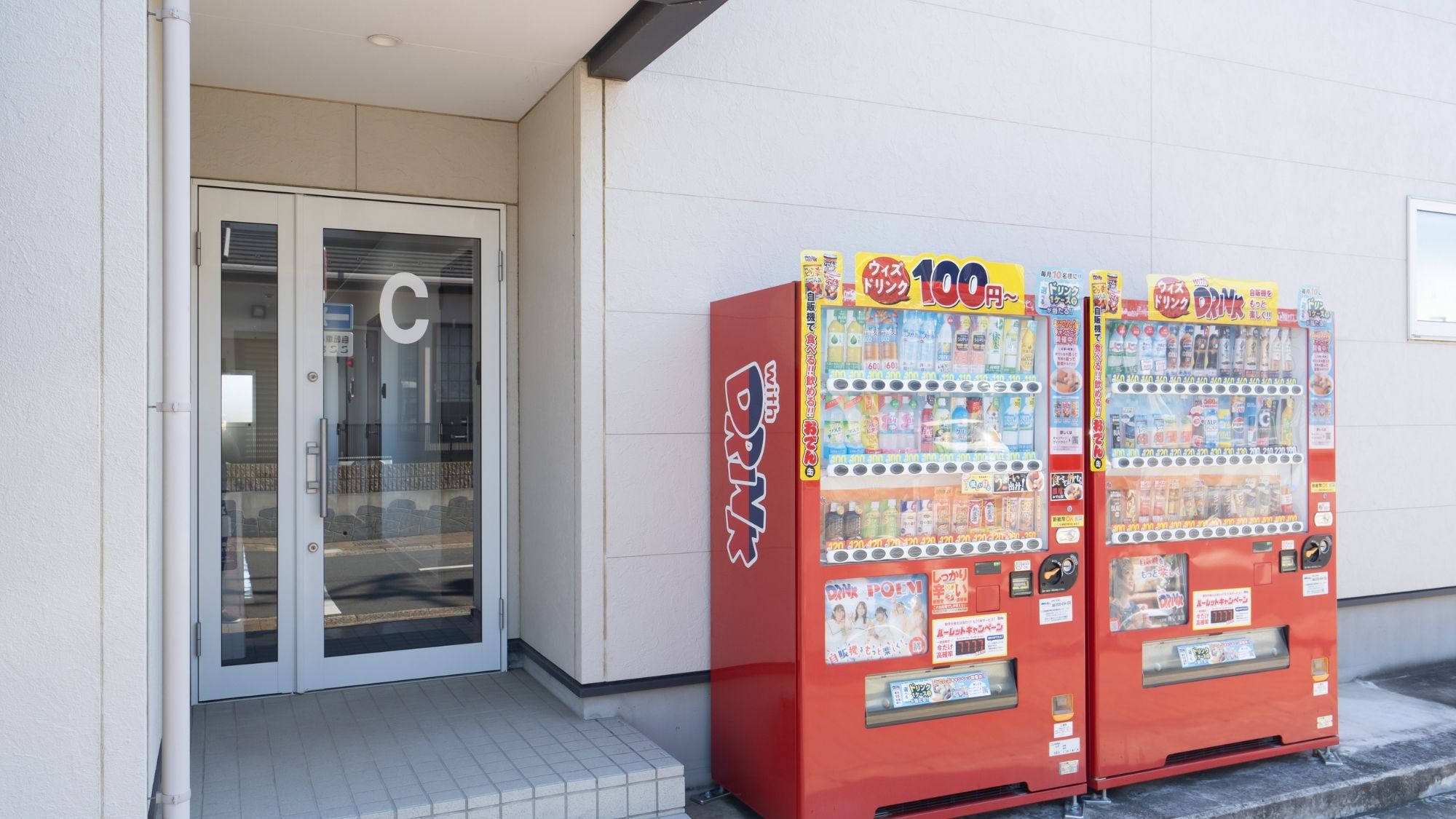 【施設設備】敷地内に自販機もあります！