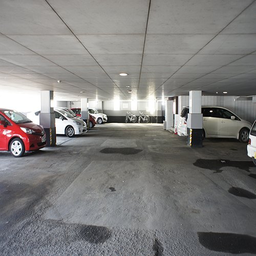 館内駐車場は高さ２ｍまでになります。大型・ハイルーフはホテル裏手の平地駐車場もご用意しております。
