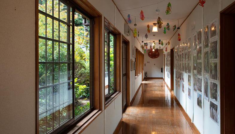 【廊下】かつての小学校を改築した当館では川遊び・田舎体験をお楽しみいただけます。