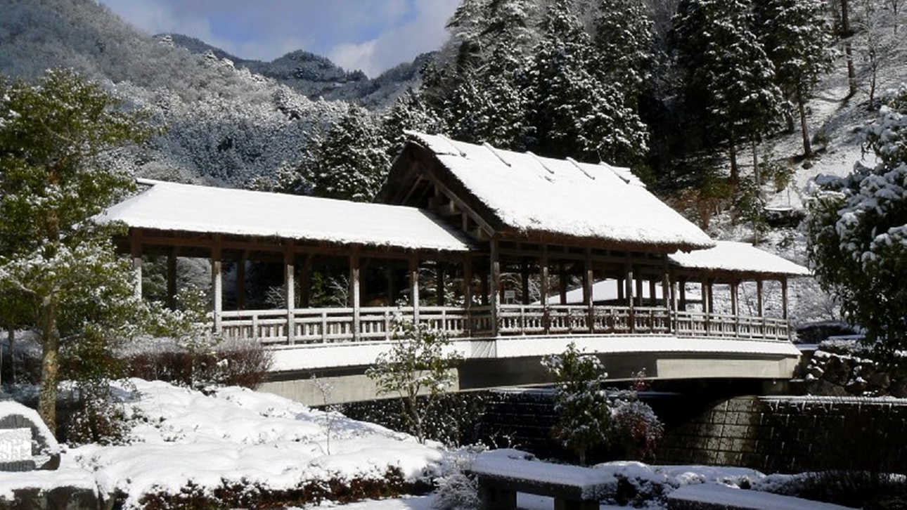 *【施設周辺】風情あふれる浪漫八橋の一つ、『ふれあい橋』冬は雪化粧され、違った趣があります。