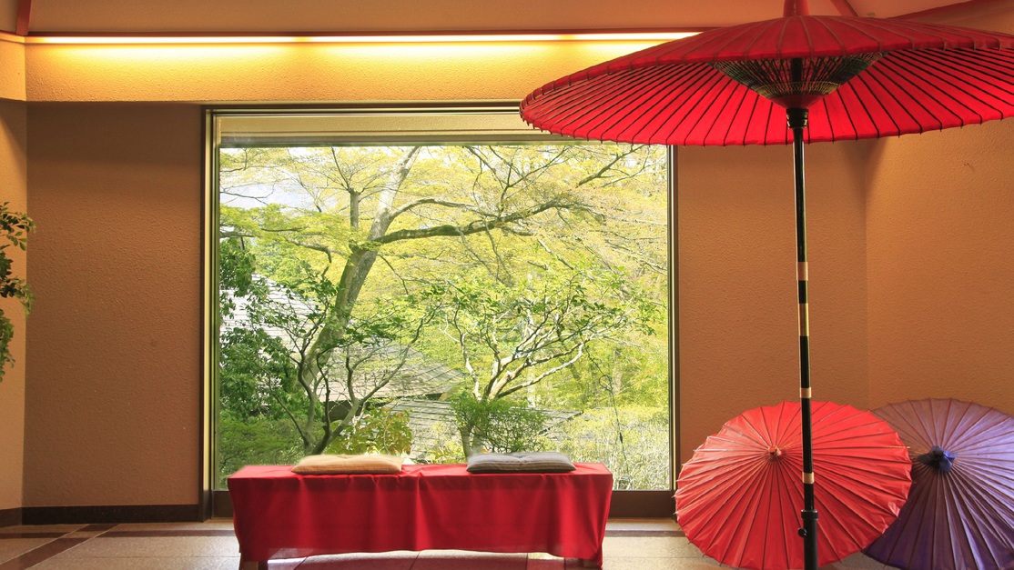 新緑の和モダンロビー：日本の四季を愉しむ