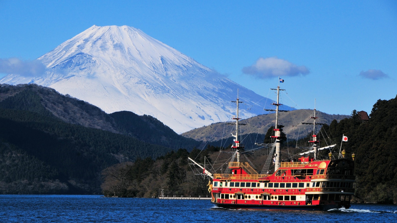 芦ノ湖：景色を楽しみたい方には、芦ノ湖を横断できる遊覧船がおすすめ
