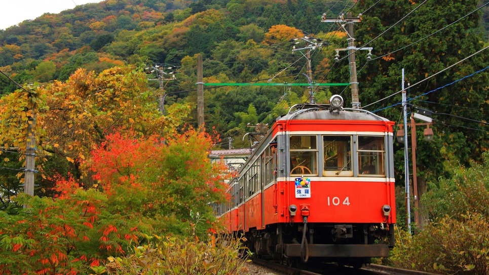 秋の登山鉄道：紅葉を眺めながら登山鉄道でお越しください
