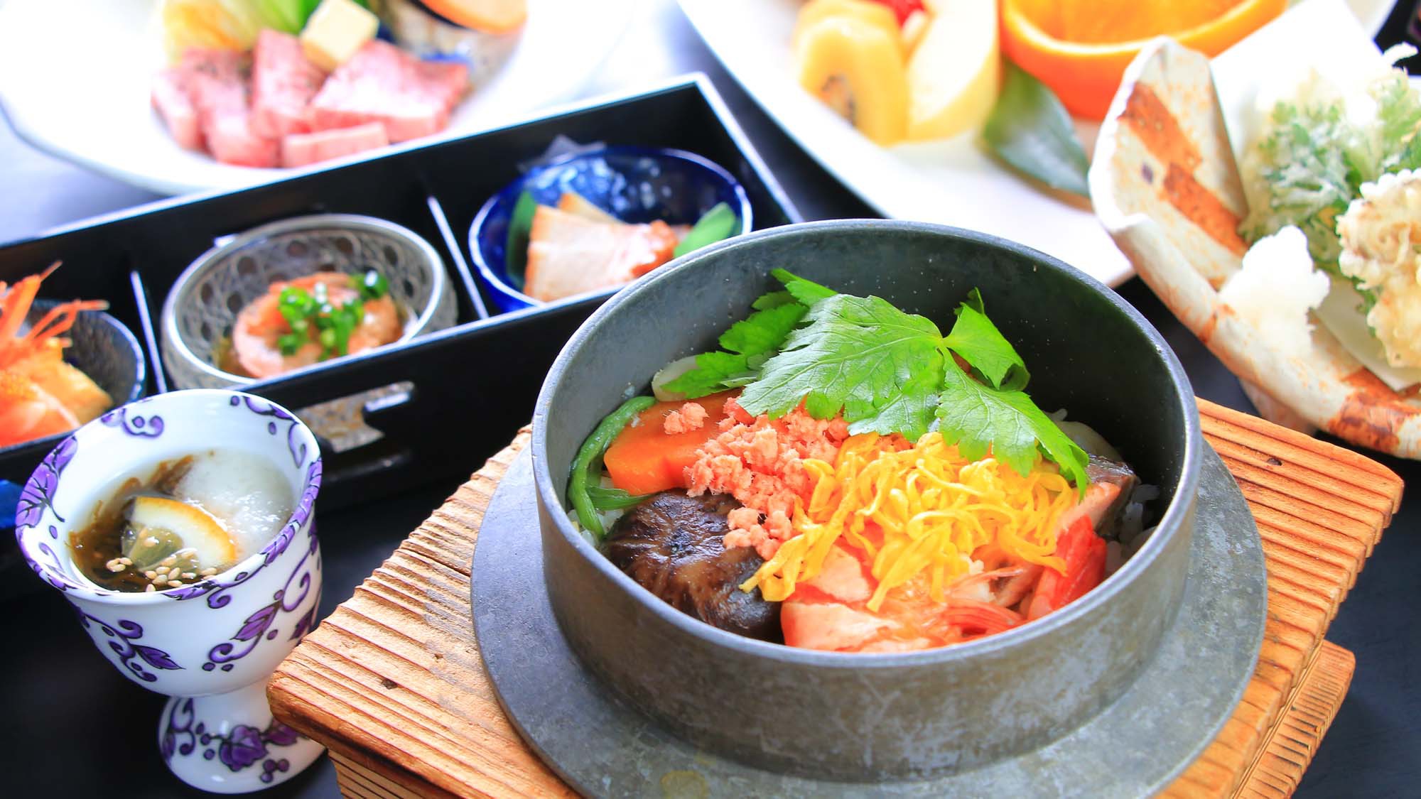 【選べるご飯】うどん出汁で炊き上げた具だくさんの釜飯も人気！