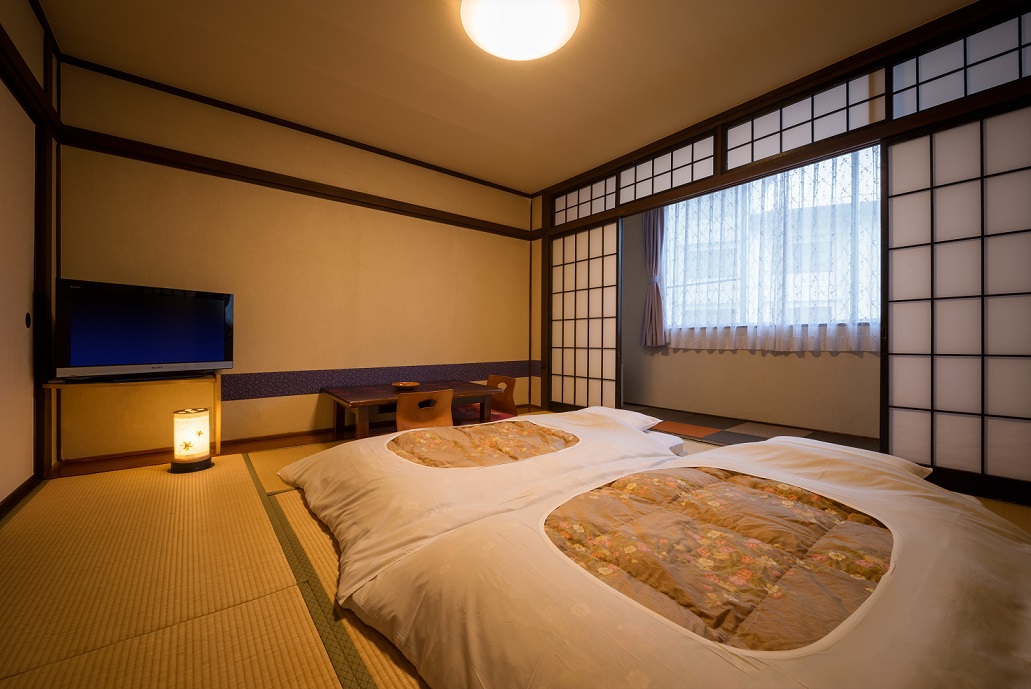 簾の客室は8畳です。寝具はお好きな時間にお客様ご自身でお敷いただきます。