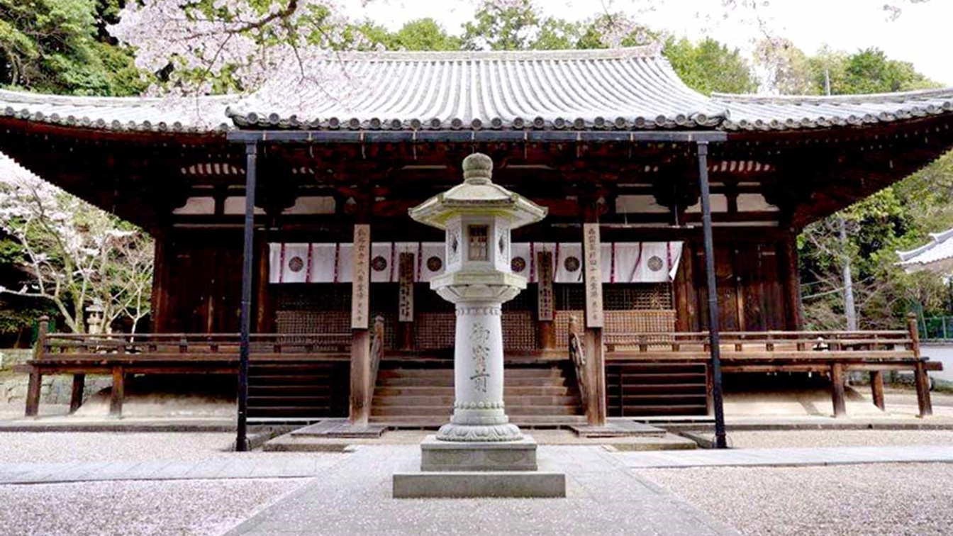 *本堂鎌倉時代に建てられた本堂は国宝に指定されています。朝の勤行等も行われます。