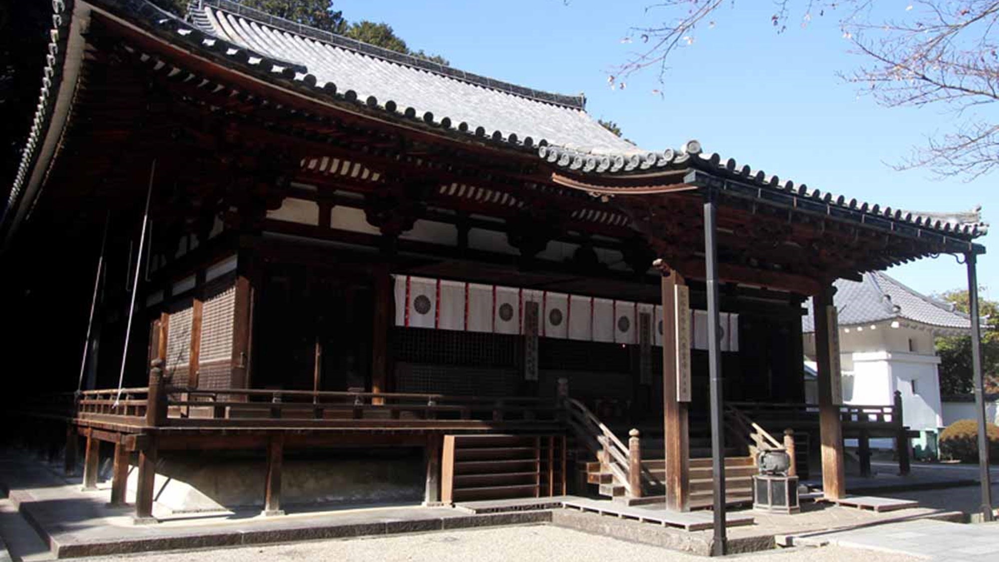 *本堂鎌倉時代に建てられた本堂は国宝に指定されています。朝の勤行等も行われます。
