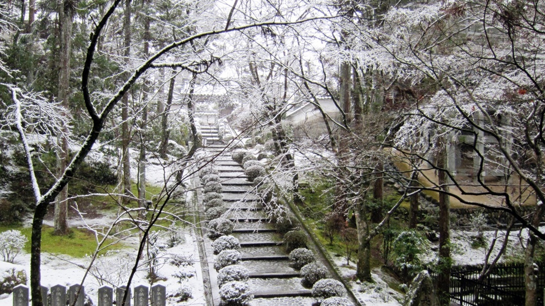 *【東光院石段】冬になると積雪し、厳かな雰囲気に包まれます。
