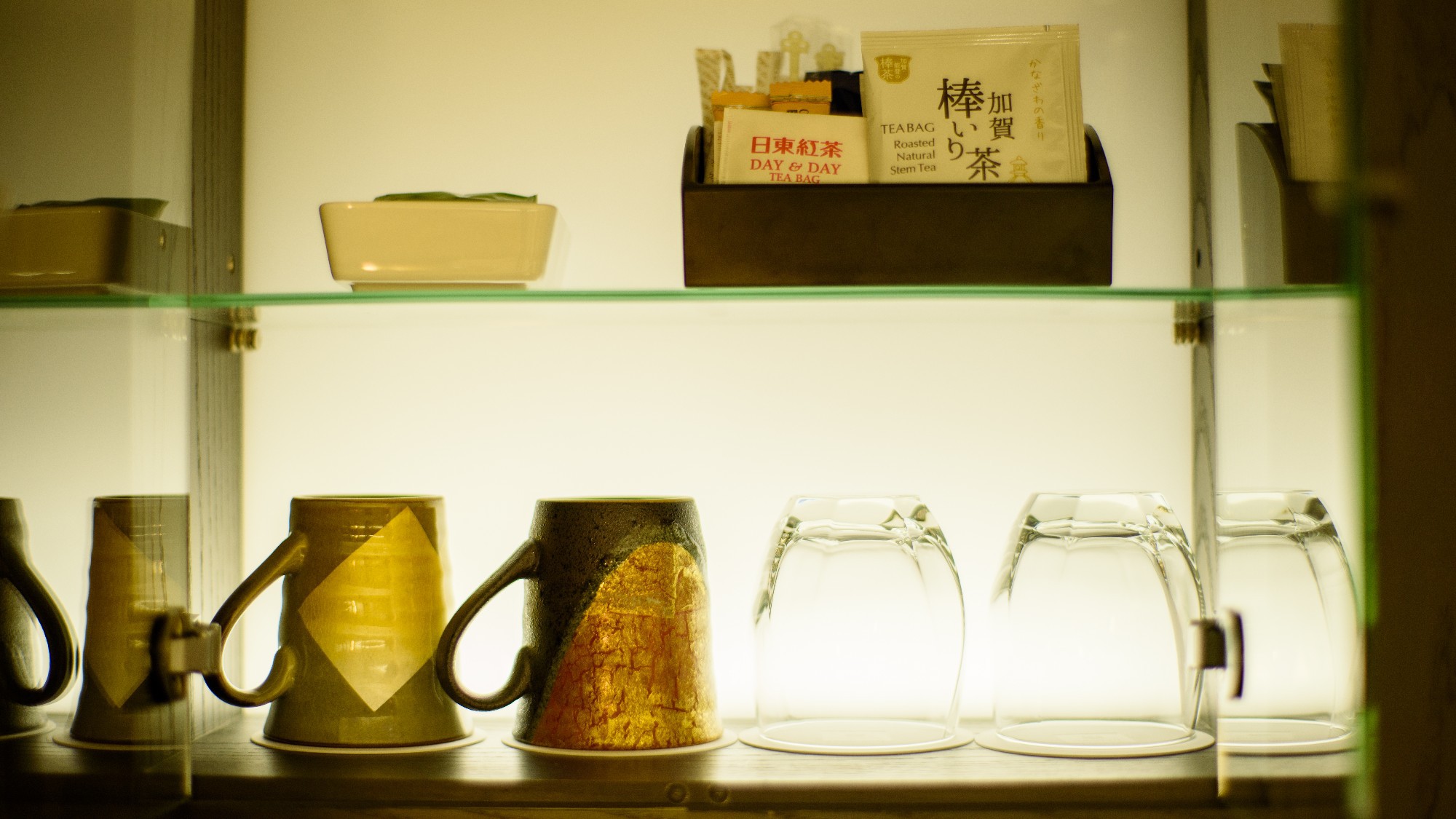 ラグジュアリーフロアでは、金沢の伝統工芸「九谷焼」のマグカップ・名産品「加賀棒茶」をご用意。