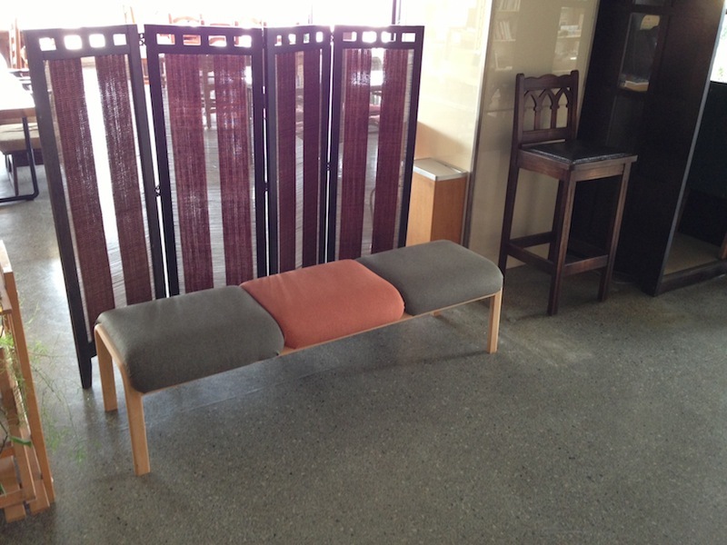 会津在住の仏職人にリペアして生まれ変わった椅子です。
