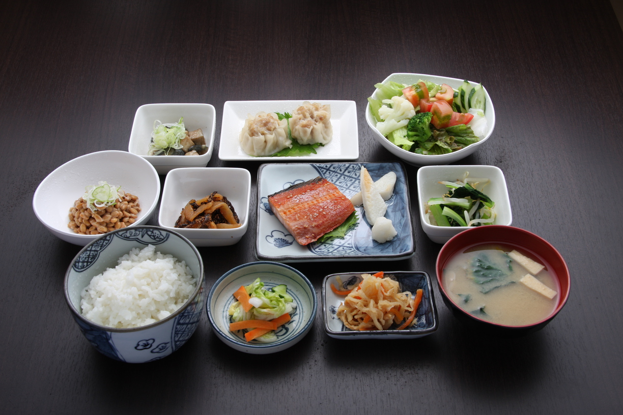 朝食（盛付例）