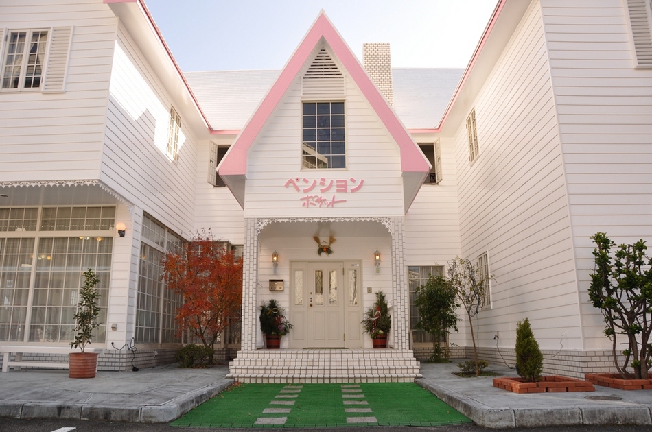 静かな海辺にたたずむ白亜の館♪