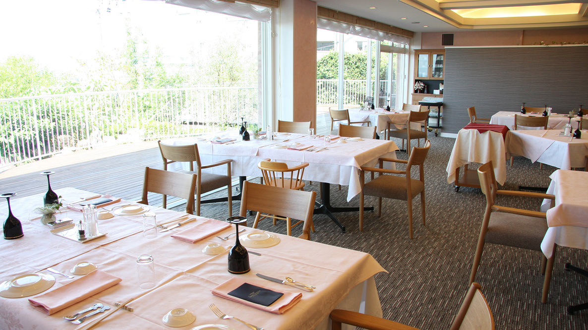 *お食事はレストランにてご用意致します。大きな窓からは白浜の景色がご覧いただけます。