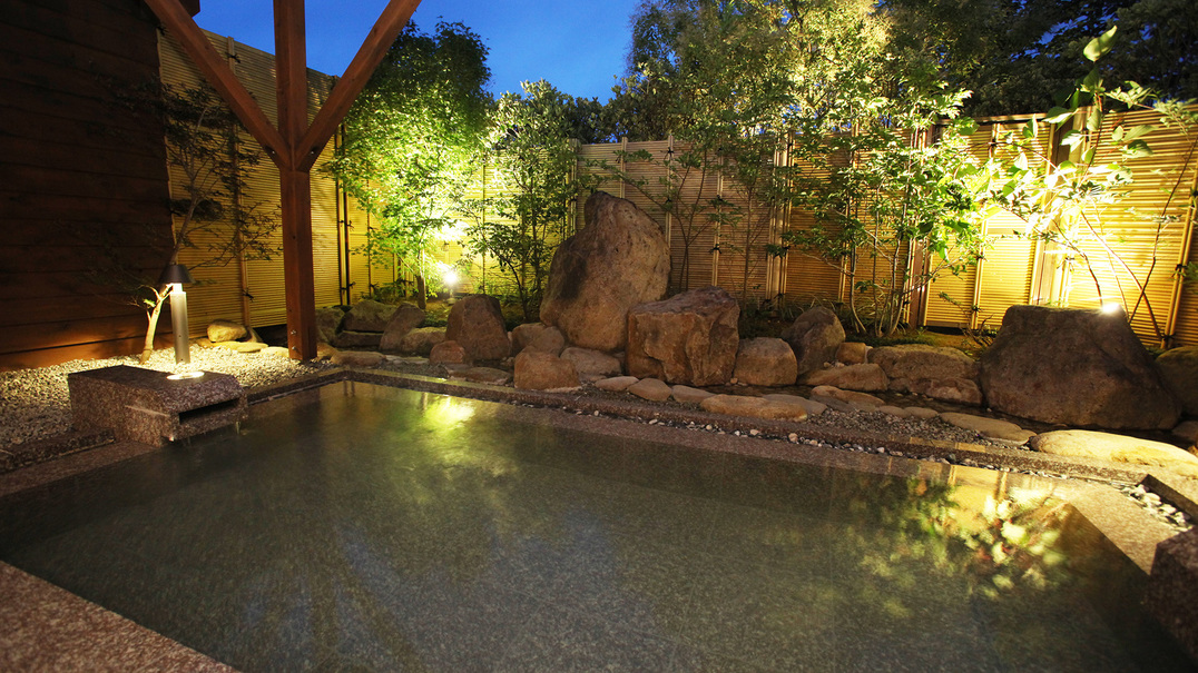 *<大浴場-露天風呂>夜は星空と柔らかな灯りの元、こんこんと湧く温泉をお愉しみください。 