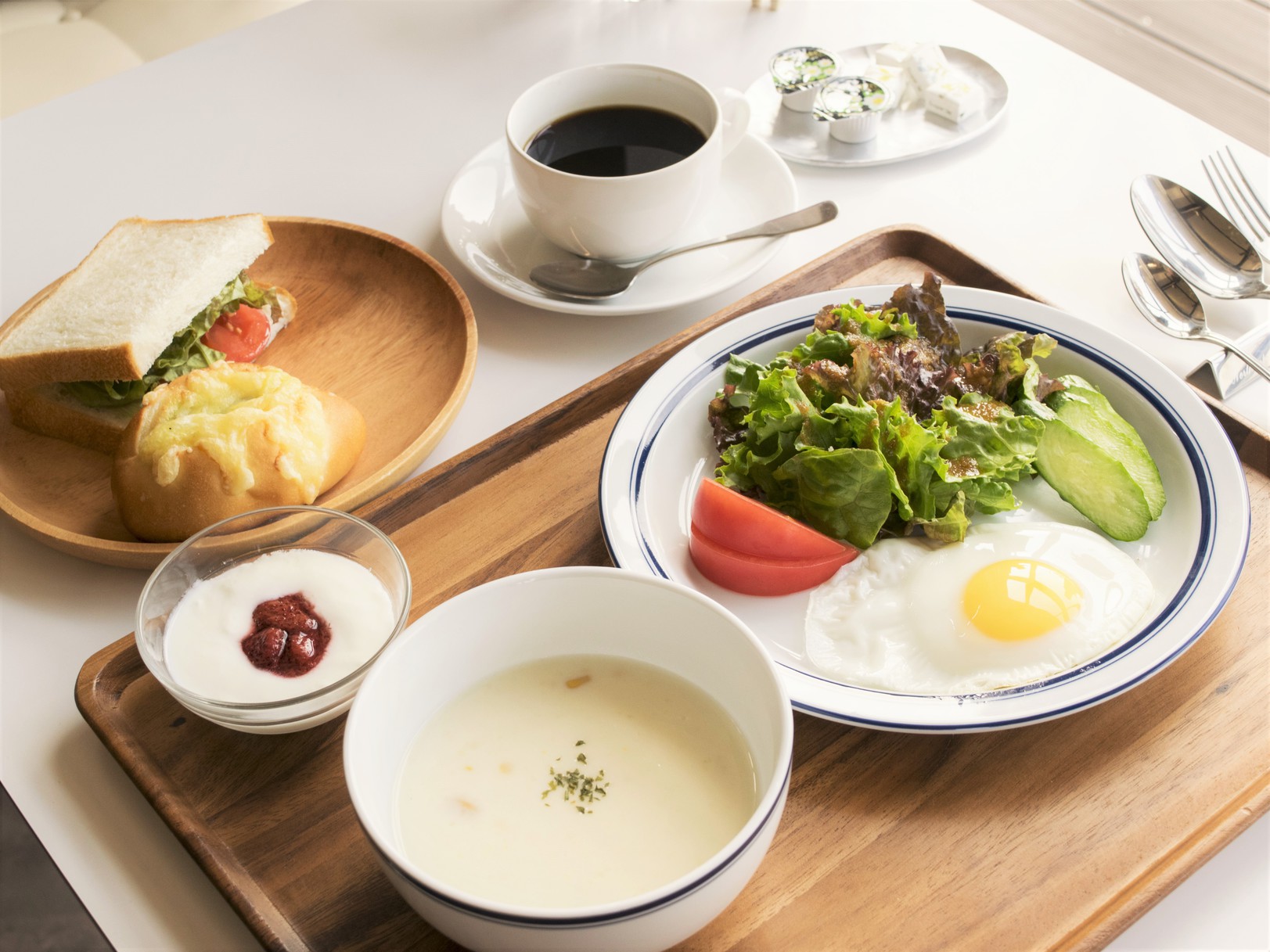 朝食のパンは北海道産小麦を使った自家製ふっくらやわらかを愉しんでください