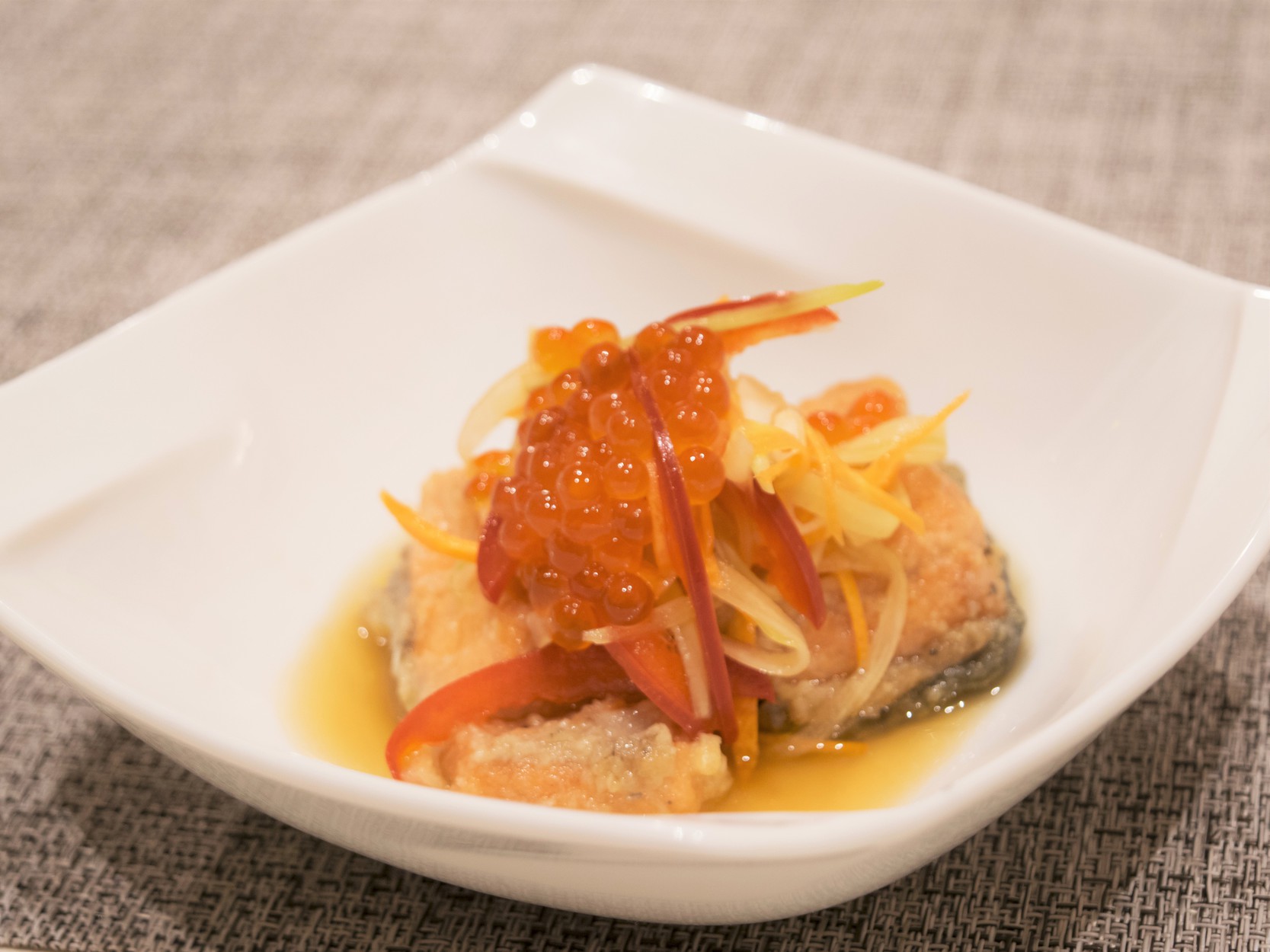 夕食でお出しする前菜の一例秋は鮭を使ったメニューを