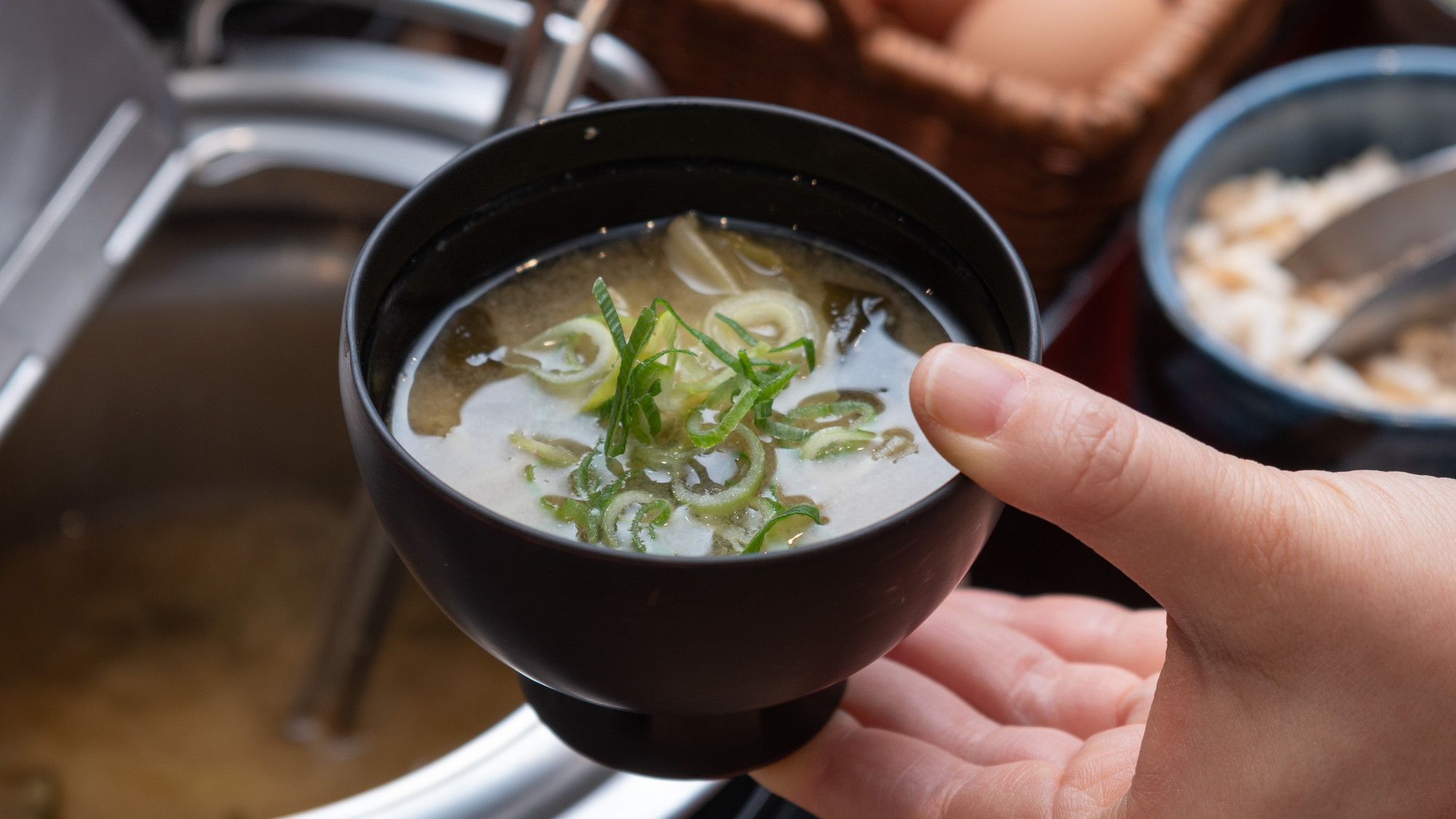 お客様の健康を考えて、有機大豆の味噌汁をご用意