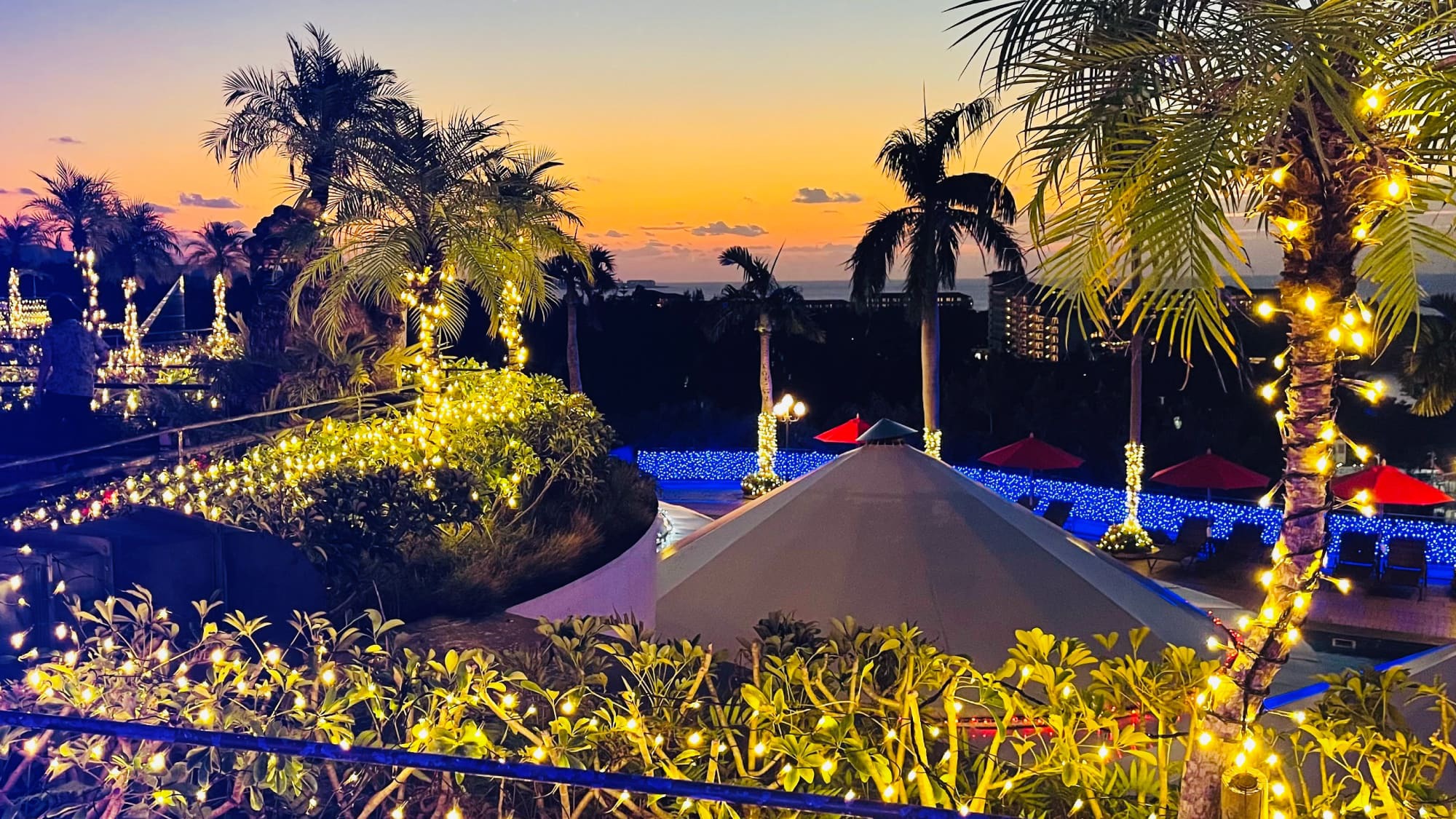 ムード満点美しい東シナ海の夕焼けと【期間限定】イルミネーションをお楽しみください。