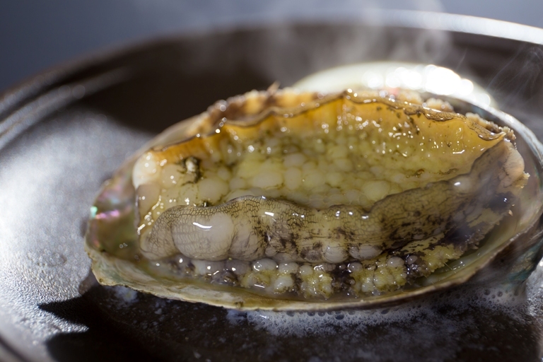 アワビの陶板焼き(踊り焼き)。