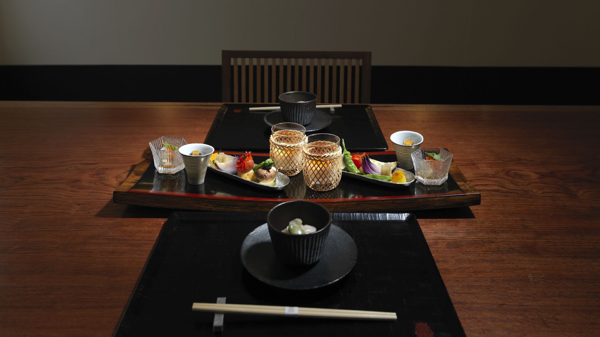 料理屋 松籟（しょうらい）／あたたかな杢のぬくもり感じるお食事処。ニセコの旬彩をお愉しみください。