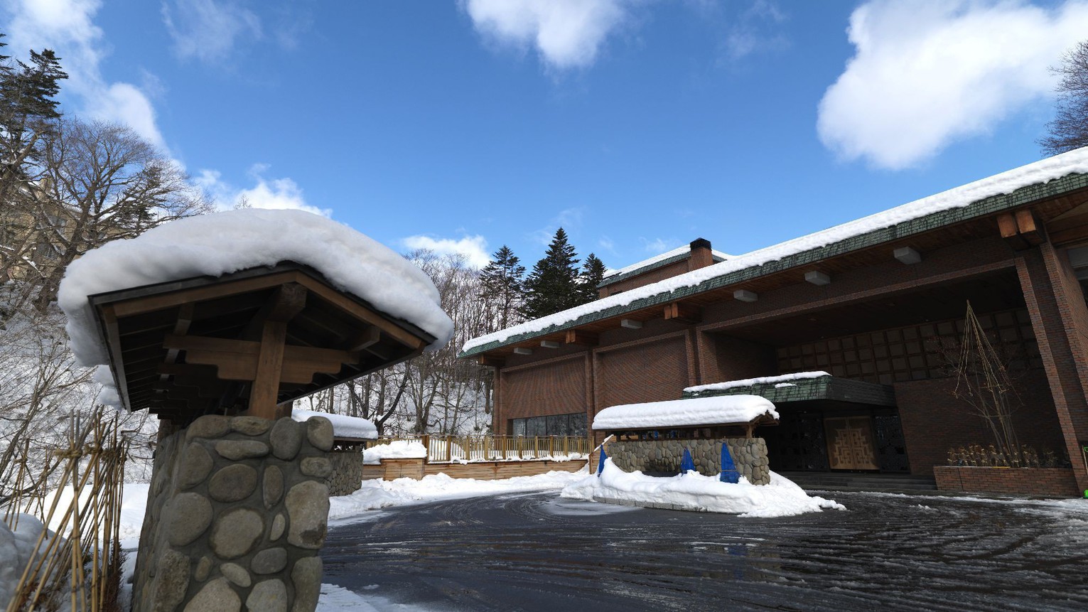 外観（冬）／杢のあたたかさを感じる温泉旅館です。冬は綺麗な雪景色が広がります。