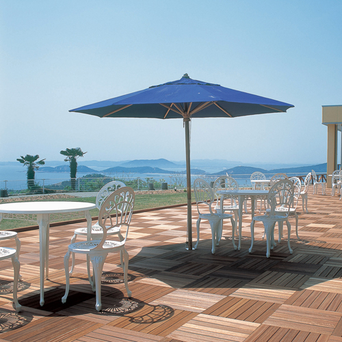 【中庭】青い海と海に浮かぶに島々を眺めて、のんびりお寛ぎください。