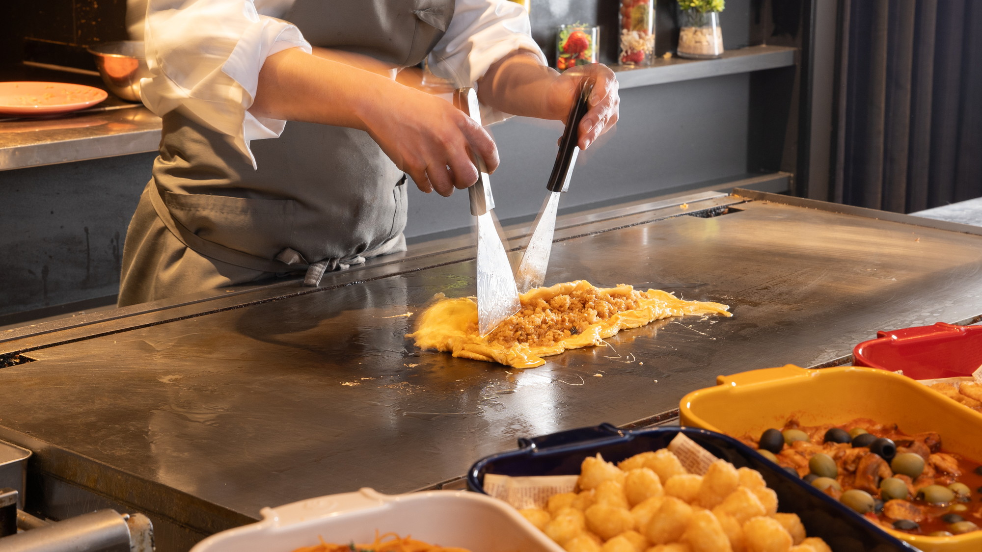 4月2日より朝食をリニューアル。ライブ感も楽しい”;鉄板“;名古屋めしを洋風アレンジで！