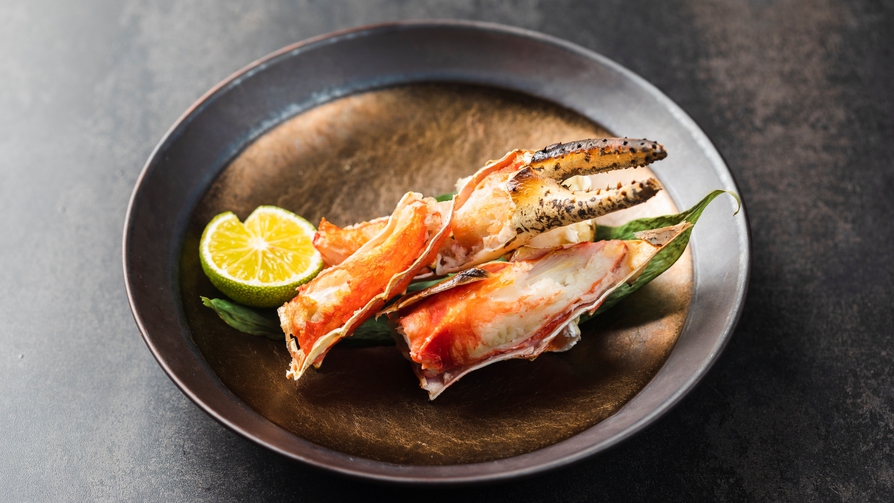 【ご夕食一例】「焼タラバ」ボリューム感と食べ応えはトップクラス。タラバ蟹本来の旨味をご堪能ください。
