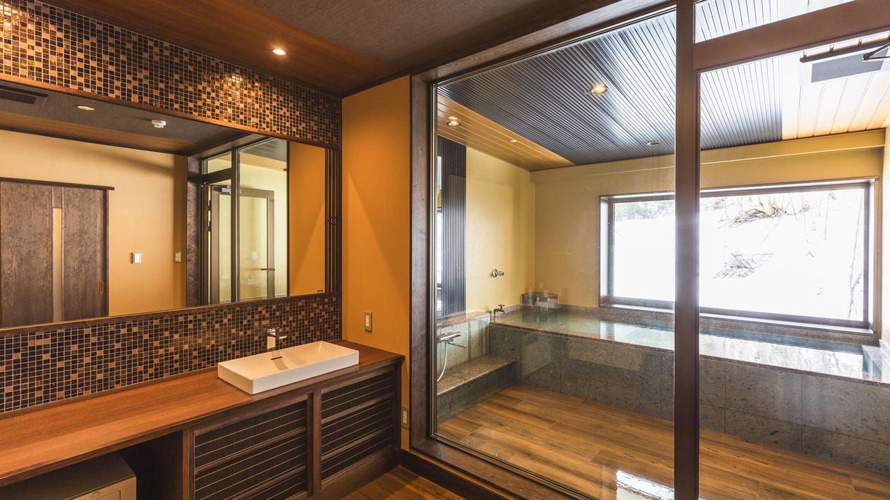 【特別室「鶴寛(かくかん)」】余裕ある開放的な空間でプライベートな湯浴みをお楽しみ下さい。