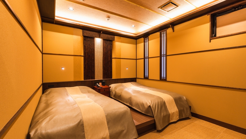 【離れ「月寛-Geckkan-」】落ち着いた雰囲気のベッドルームには寝心地の良いローベッドを配置。