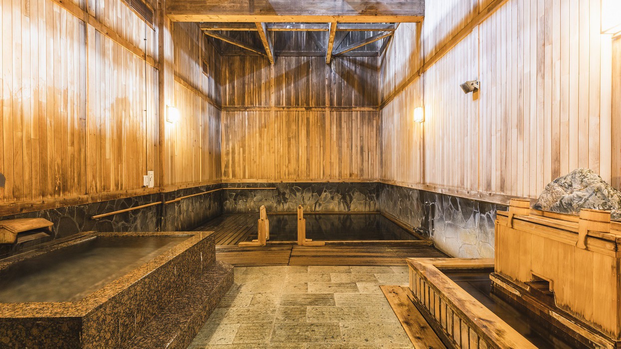 【大浴場】「泉響の湯」約千年前に湯治場として愛されてきた風情ある極上のやさしい湯でゆっくり。