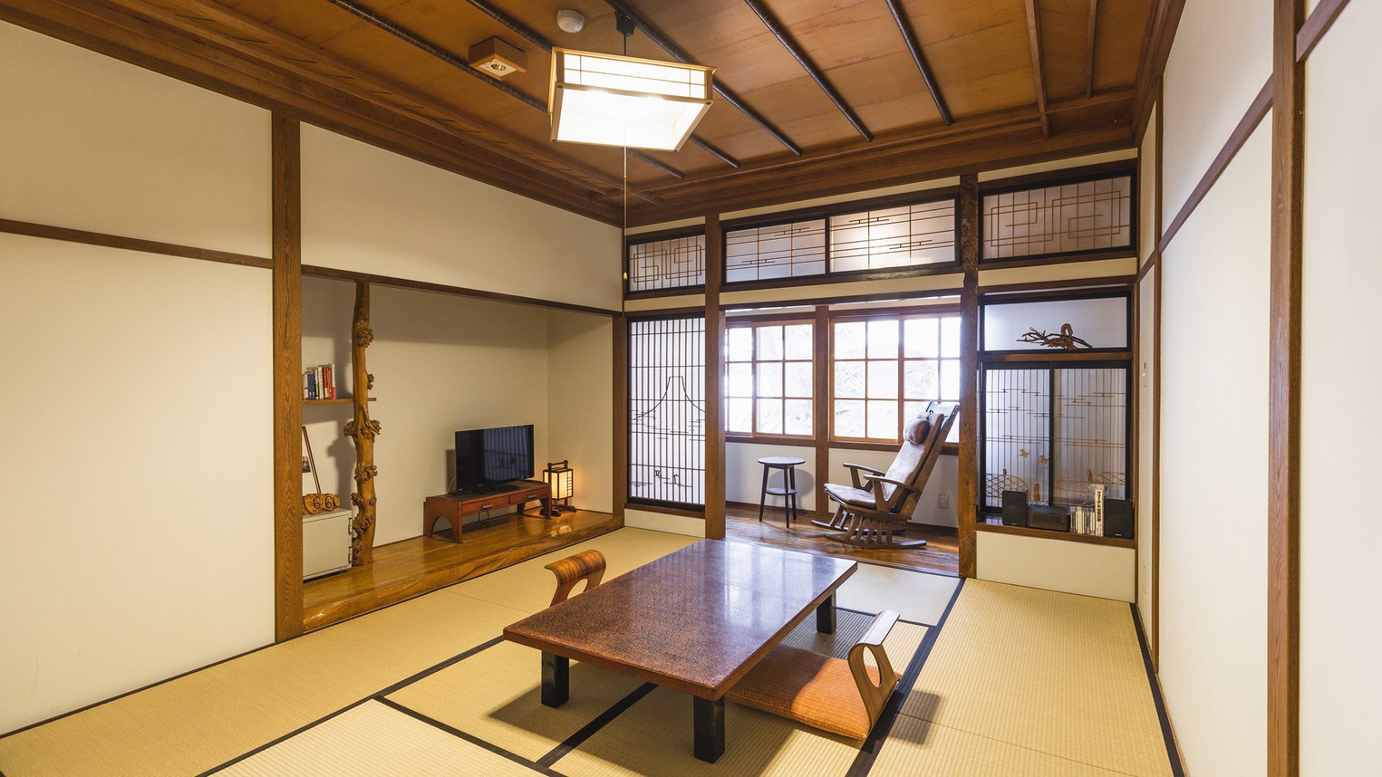 【鄙び(ひなび)】「66号室」吉田拓郎氏の“;旅の宿”;が生まれた旧別館をイメージした雰囲気ある客室。