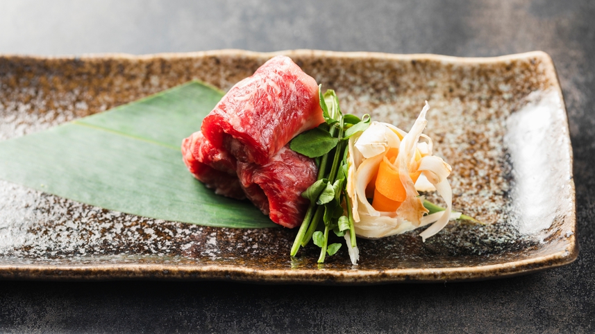 【ご夕食一例】「小川原湖牛サーロイン焼きしゃぶ」青森県産牛を肉の旨味を味わえる焼きしゃぶでご提供。