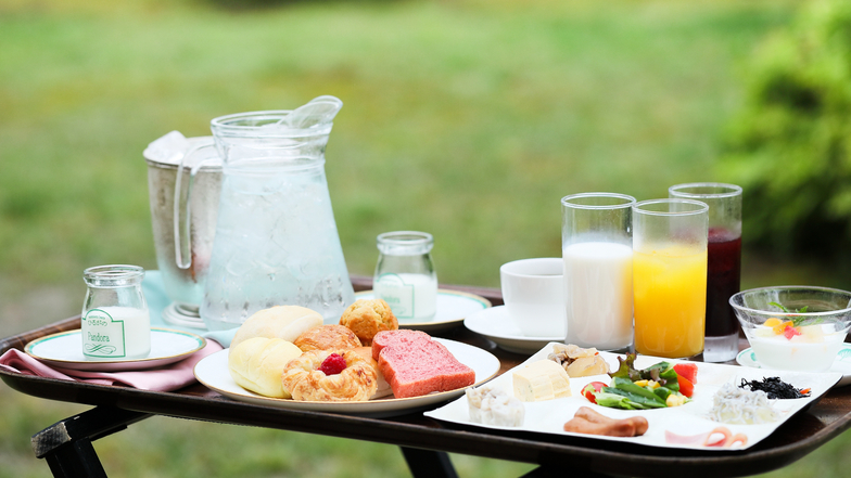 【朝食】天気の良い日は、外のテラス席での朝食もおすすめです