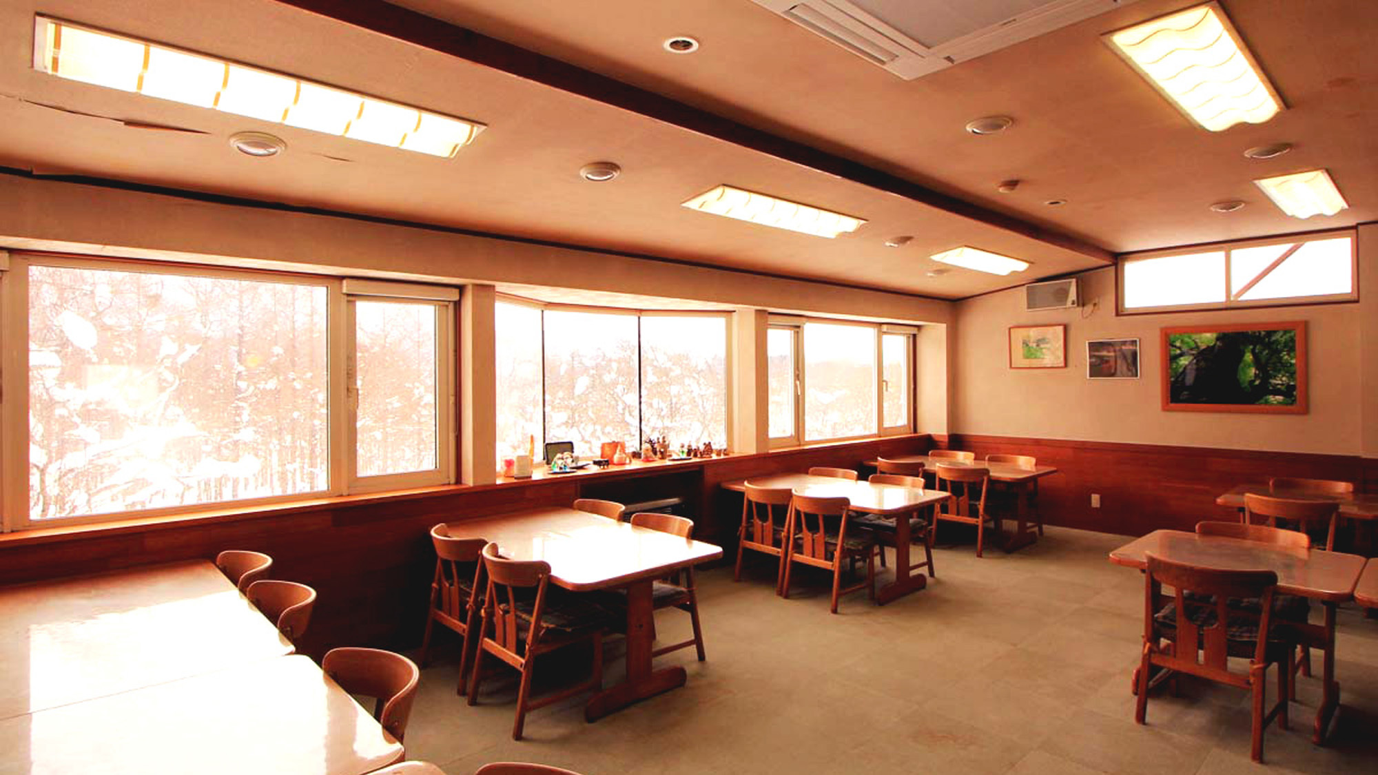 開放的なお食事処は冬の雪景色や小野川湖を身ながらゆっくりとお食事を楽しめます