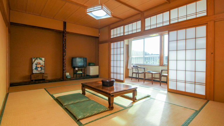 #客室12畳＿全室オーシャンビュー！ご家族・グループ向けの広々客室♪広縁から海を眺めて寛げます。