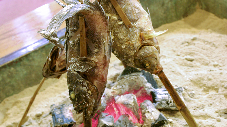 #夕食＿新鮮な魚を囲炉裏で焼き上げる！外はカリッと、中はふっくら ※期間限定