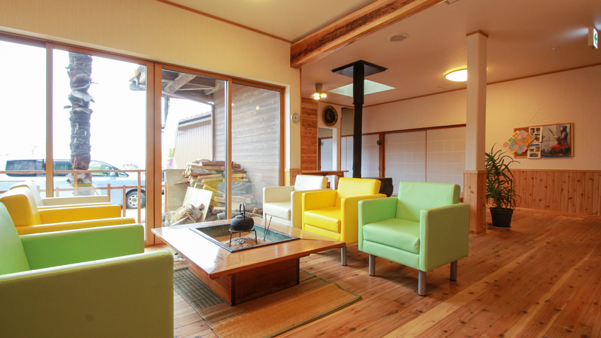 #館内＿囲炉裏のあるロビーは団らんの場。他のお客様との会話も楽しめます♪