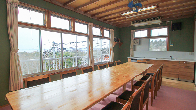 #館内・お食事処＿小〜中規模の宴会やグループ利用が可能です。システムキッチンがあり自炊も可能！