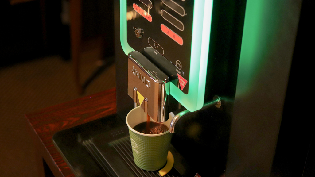 【10F ステイタスラウンジ】コーヒーは、専用マシンで1杯分ずつ挽いた豆から抽出しております。