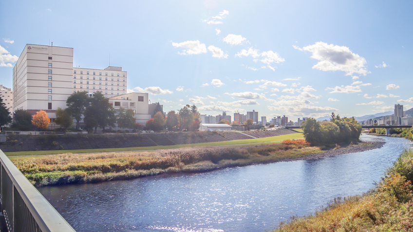【外観】秋空と豊平川を望むプレミアホテル-TSUBAKI-札幌