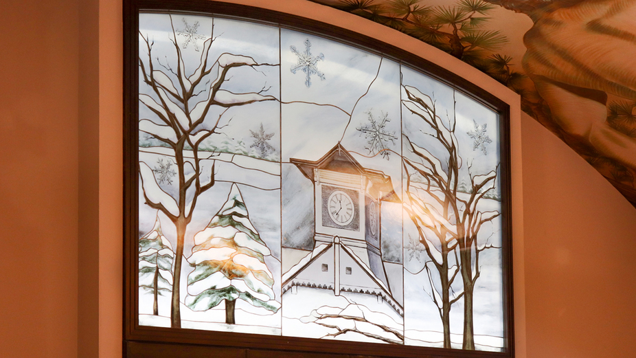 【ロビー】北海道の冬を描いたステンドグラス。