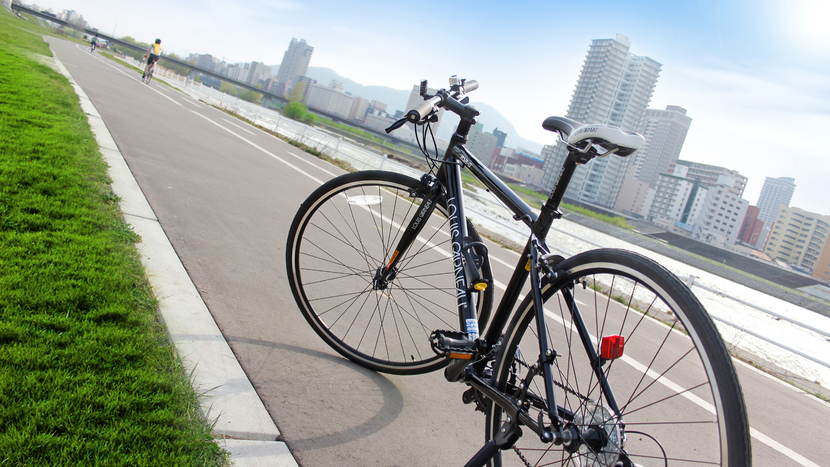 豊平川サイクリングロード。春・夏季にはレンタサイクル「ルイガノ」の貸出も承っております。