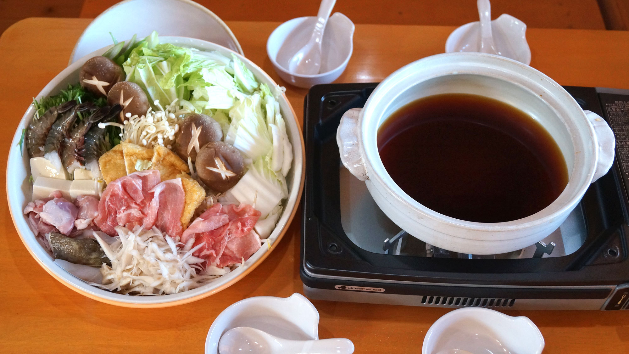 【冬季限定の寄せ鍋】醤油ベースのオリジナル鍋